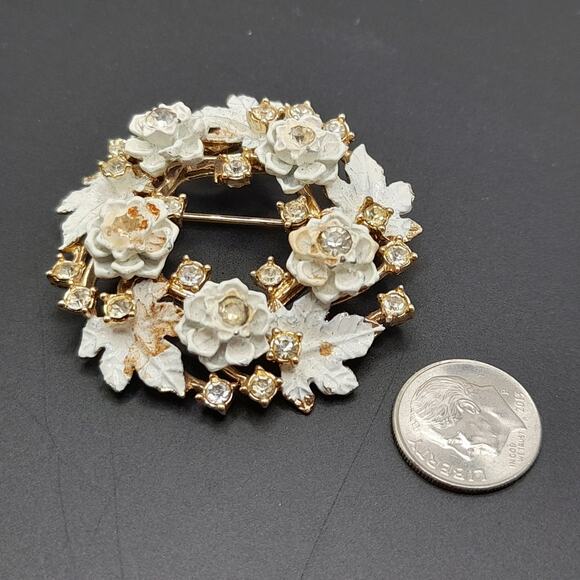 Vintage 1950 Wreath Brooch, White Enamel, Clear Rhinestones, Gold Tone, 1 7/8 In - Picture 4 of 8